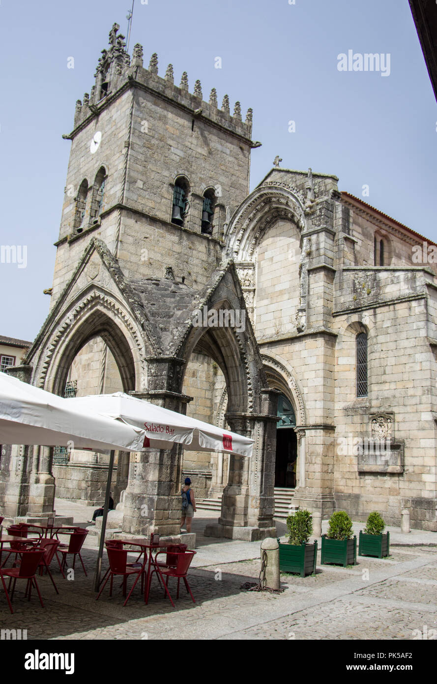 Église Nossa Senhora de Oliveira et Salado Monument à Largo da Oliveira, Guimarães. Minho, Portugal Banque D'Images