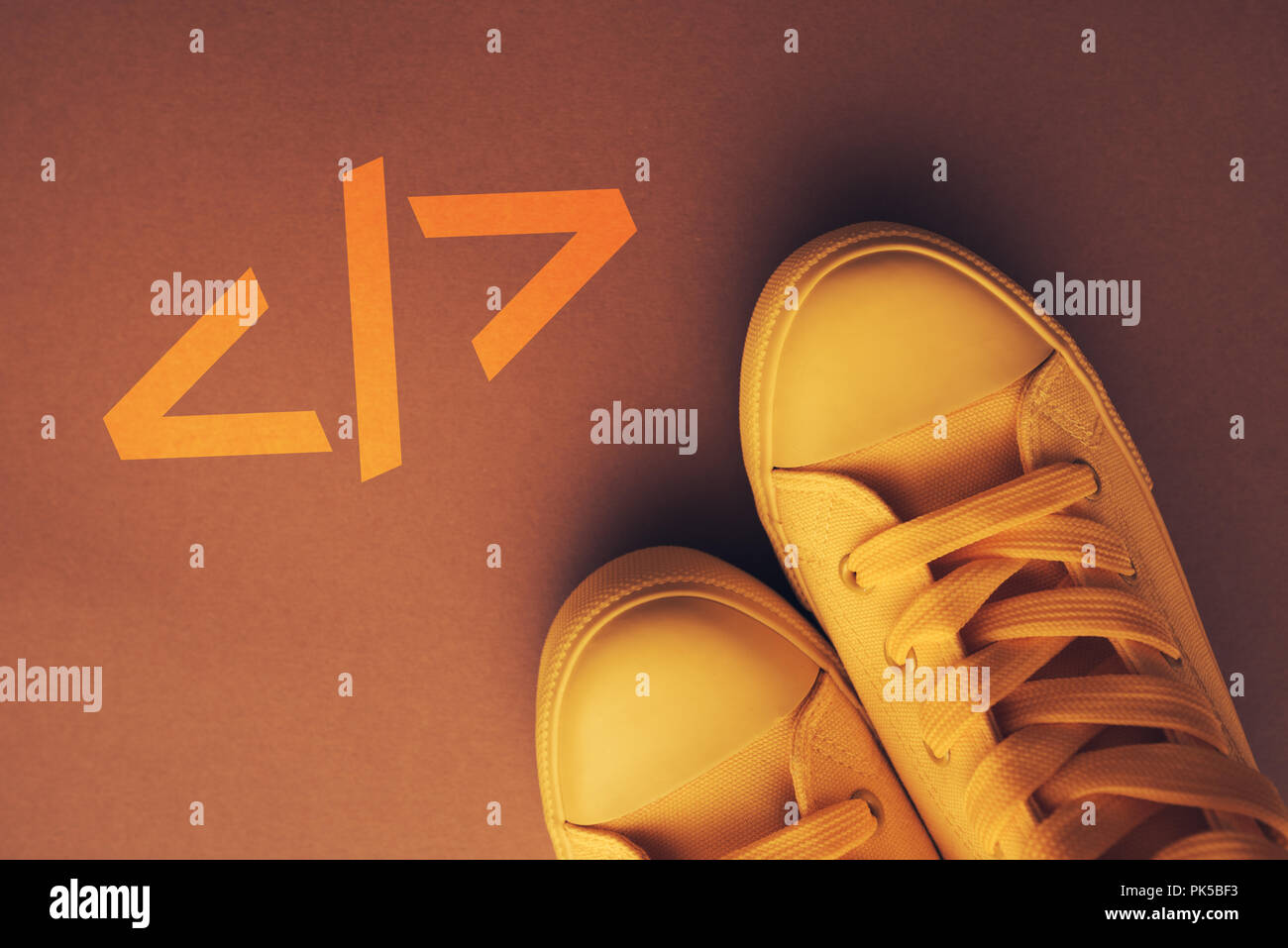 En savoir codes informatiques concept, jeune étudiant permanent au-dessus du texte, vue du dessus Banque D'Images