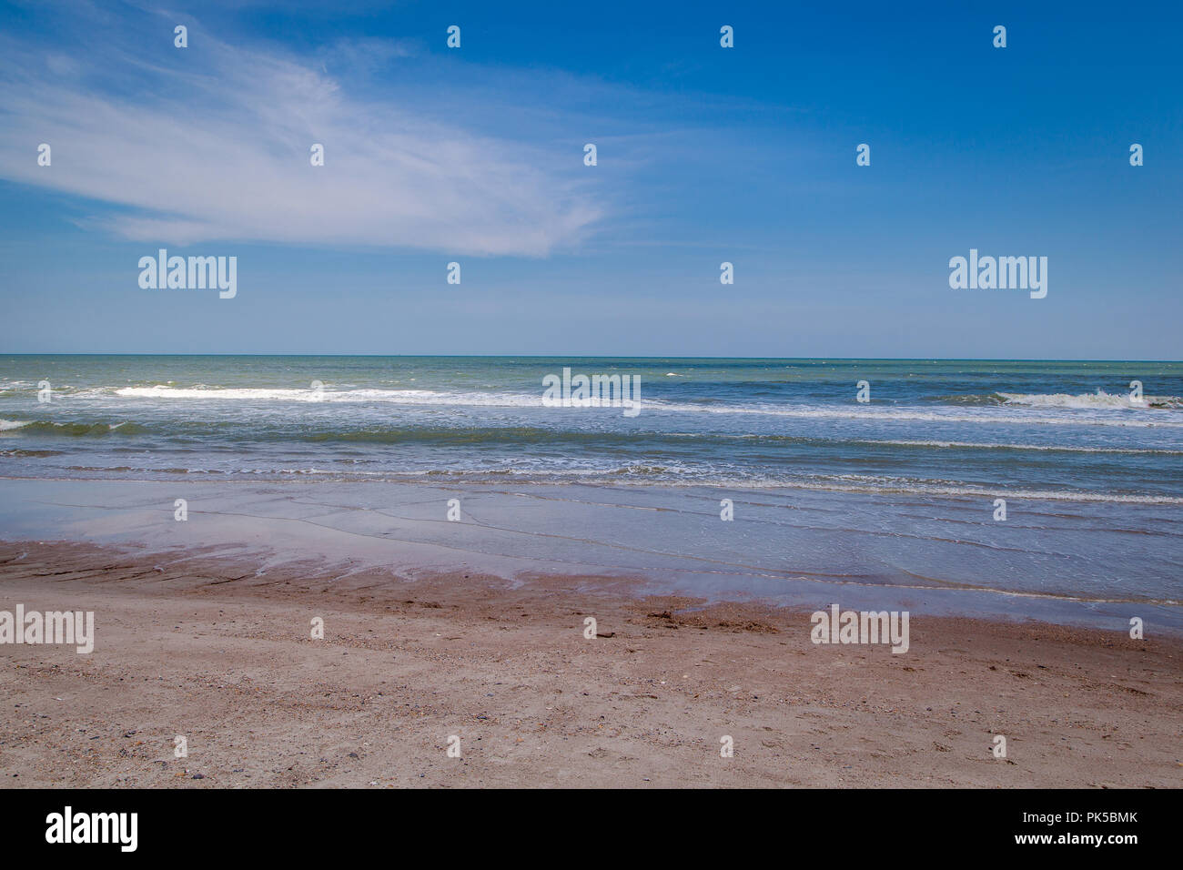 Éclaboussures des vagues sur la plage à Amelia Island. Banque D'Images