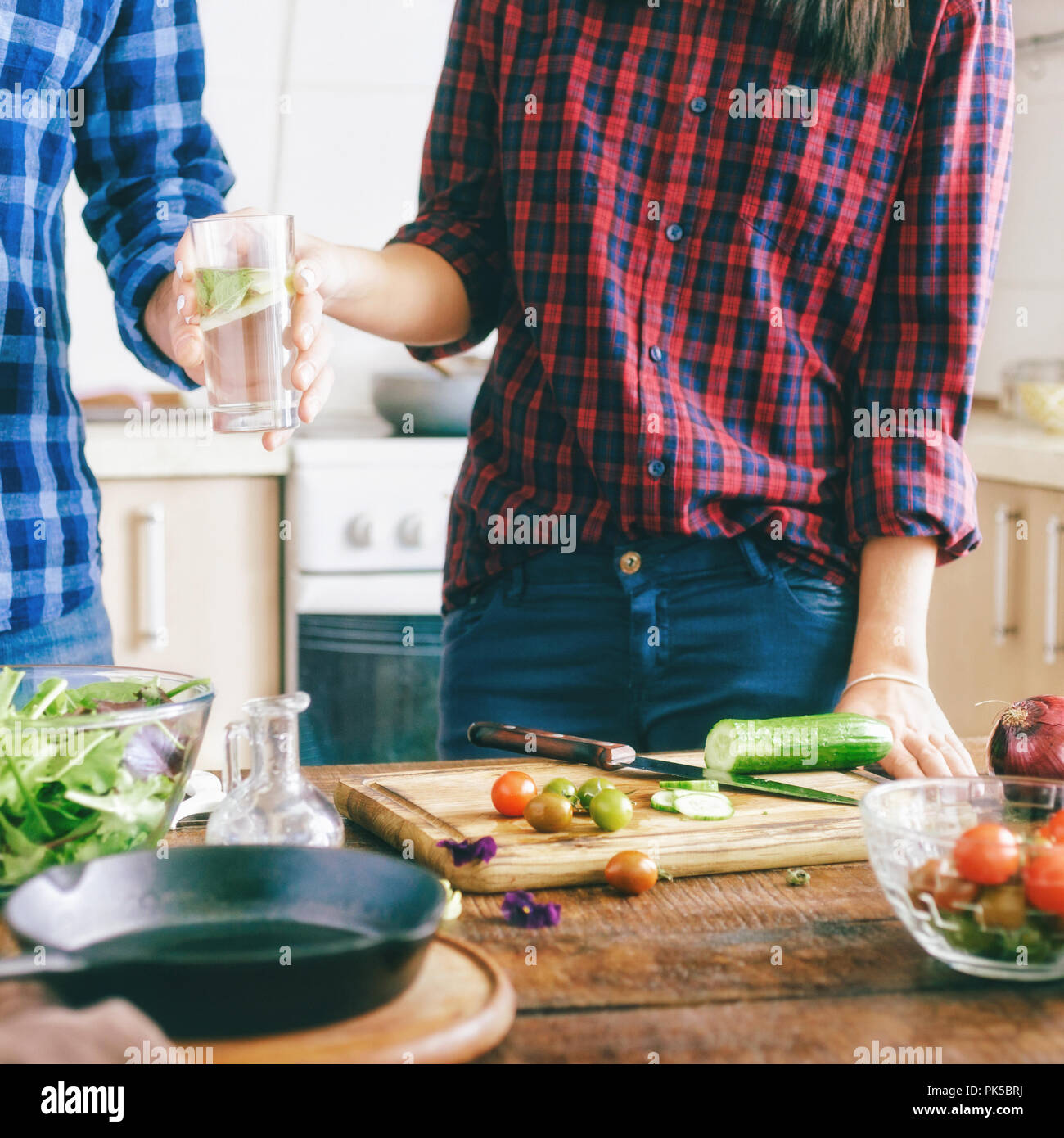 Couple est la préparation de la lumière saine dîner à la maison dans la cuisine. Concept d'aliments sains Banque D'Images
