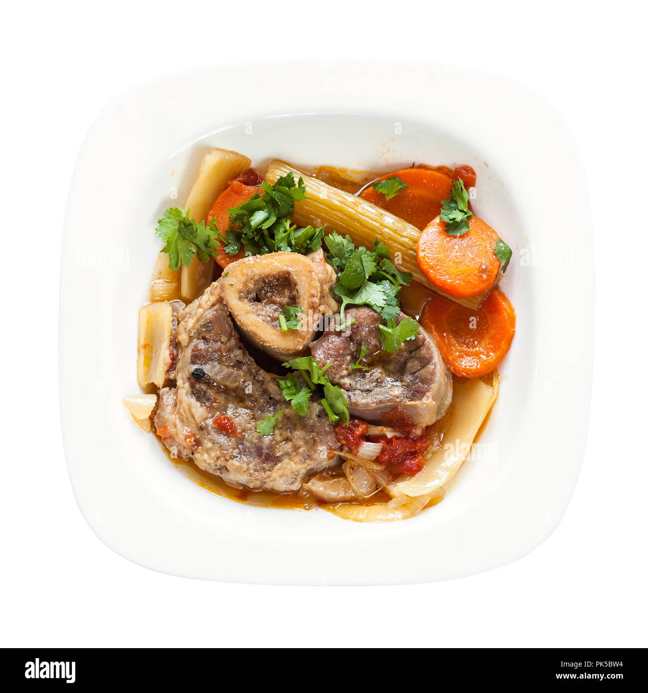 Vue de dessus du plat italien Ossobuco en plaque blanche isolé sur fond blanc Banque D'Images