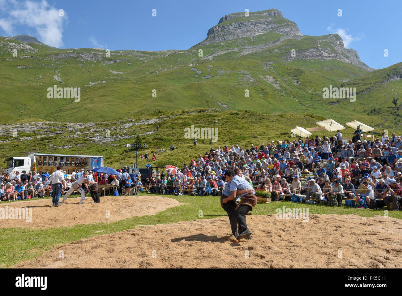 Engstlenalp, Suisse - 4 août 2018 : Deux prenant part à un match de lutte traditionnelle (appelé "chwingen') à l'Engstlenalp sur les Alpes Suisses Banque D'Images