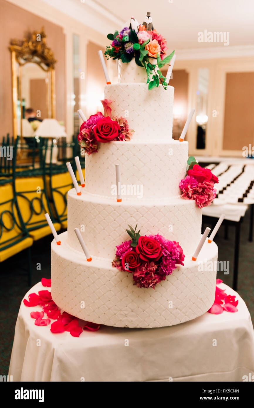 Gâteau de mariage blanc avec chiffres nouvelle mariée Pingouins Banque D'Images