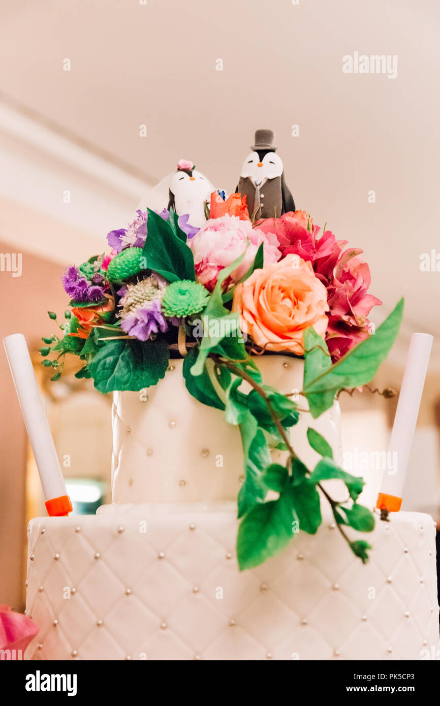 Gâteau de mariage blanc avec chiffres nouvelle mariée Pingouins Banque D'Images