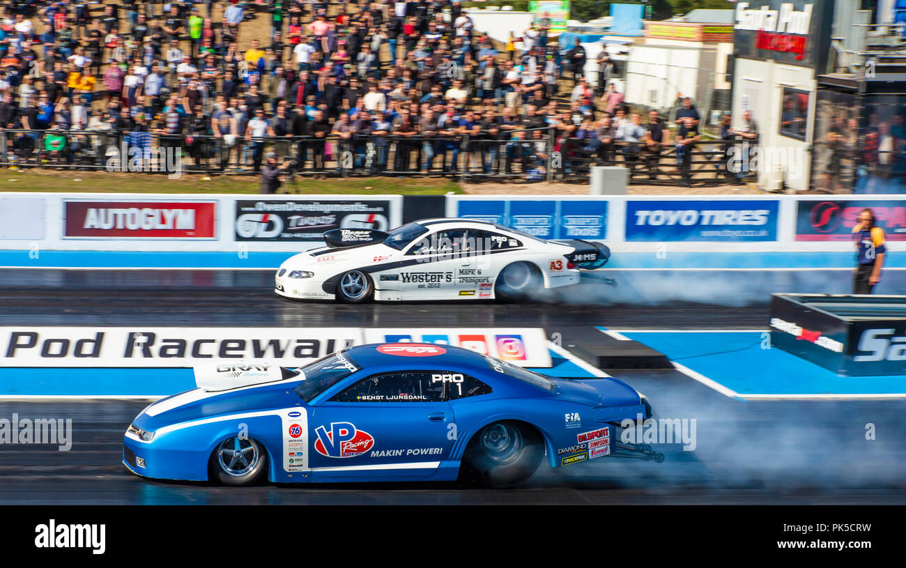 Pro Stock drag racing à Santa Pod Raceway. Bengt Ljungdahl dans une Chevrolet Camaro face visible v Robin Noren dans une Pontiac GTO côté éloigné. Banque D'Images