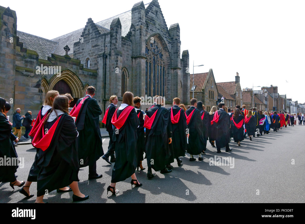 L'Université de St Andrews sur les diplômés universitaires leur procession le long de la rue du Nord vers St Salvator's Quad pour satisfaire leurs invités Banque D'Images