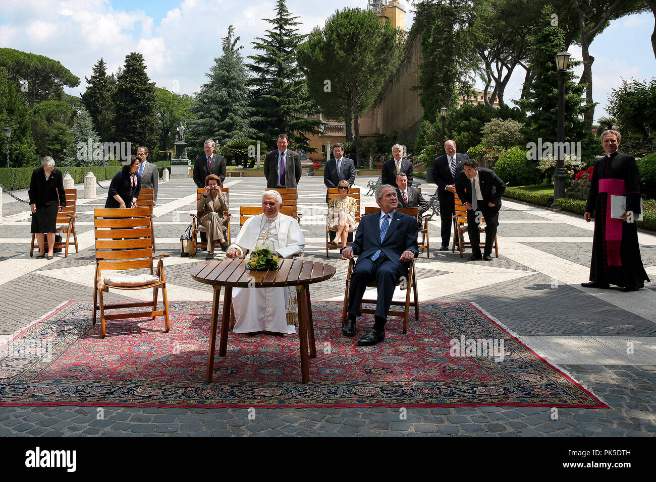Benoît XVI répondre George W.Bush cite du Vatican, Jardins du Vatican 1306 2008.Sua Sainteté le Pape Benoît XVI a reçu en audience avec le président américain George W. Bush, pour la première fois dans le cadre unique de la tour de Saint-Jean, dans les jardins du Vatican. Sur la photo de gauche : le Pres Bush, le Saint Père, tant que la copie de la grotte de Lourdes. Banque D'Images