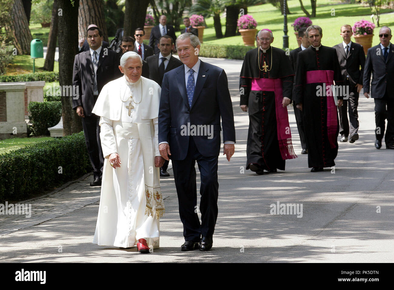 Benoît XVI répondre George W.Bush cite du Vatican, Jardins du Vatican 1306 2008.Sua Sainteté le Pape Benoît XVI a reçu en audience avec le président américain George W. Bush, pour la première fois dans le cadre unique de la tour de Saint-Jean, dans les jardins du Vatican. Sur la photo de gauche : le Pres Bush, le Saint Père, tant que la copie de la grotte de Lourdes. Banque D'Images