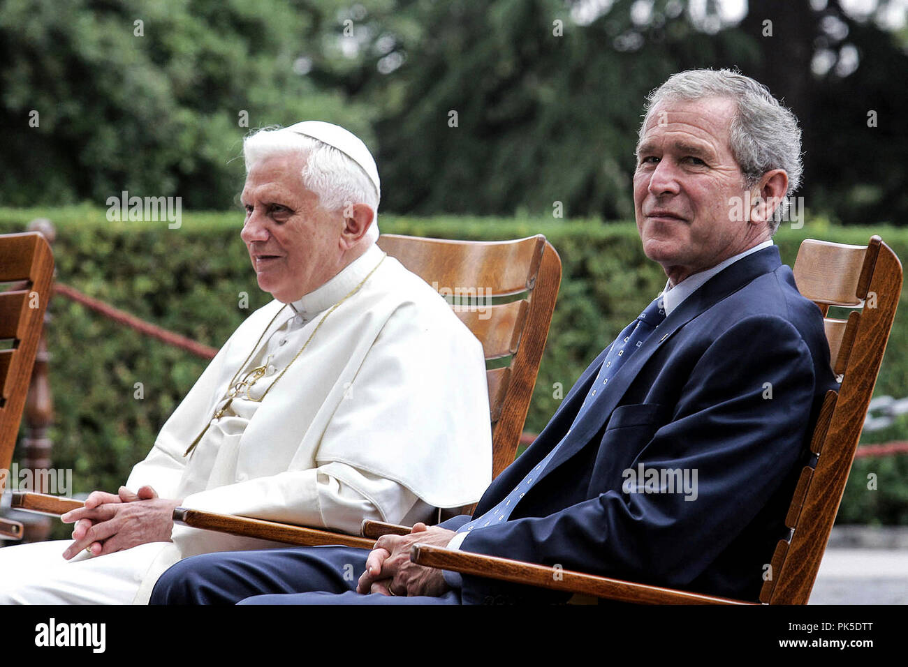 Benoît XVI répondre George W.Bush cite du Vatican, Jardins du Vatican 1306 2008.Sua Sainteté le Pape Benoît XVI a reçu en audience avec le président américain George W. Bush, pour la première fois dans le cadre unique de la tour de Saint-Jean, dans les jardins du Vatican. Sur la photo de gauche : le Pres Bush, le Saint Père, tant que la copie de la grotte de Lourdes. Banque D'Images