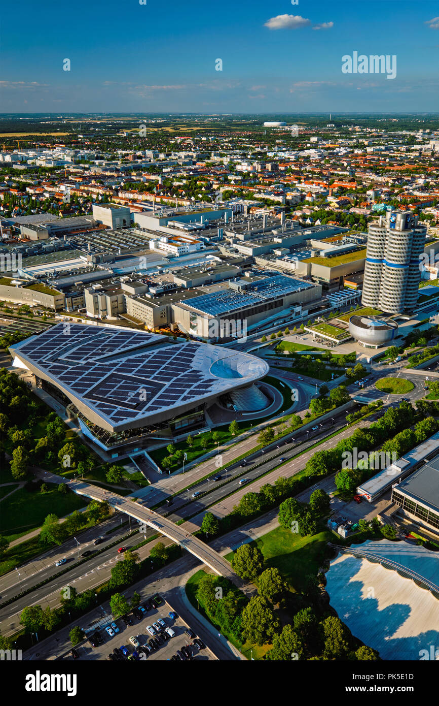 Vue aérienne du musée BMW et BWM Welt et de l'usine. Munich, Germ Banque D'Images
