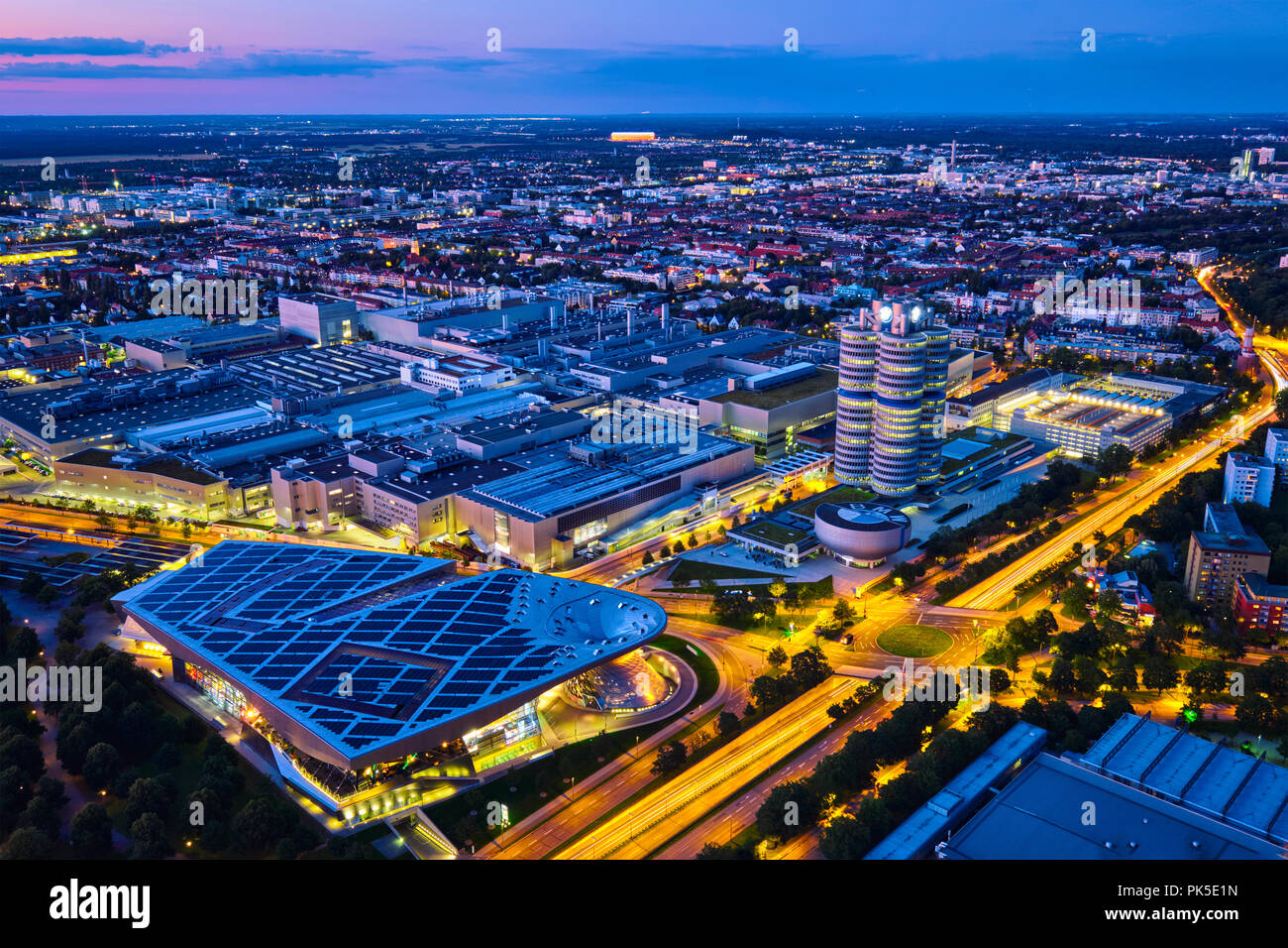 Vue aérienne du musée BMW et BWM Welt et de l'usine. Munich, Germ Banque D'Images