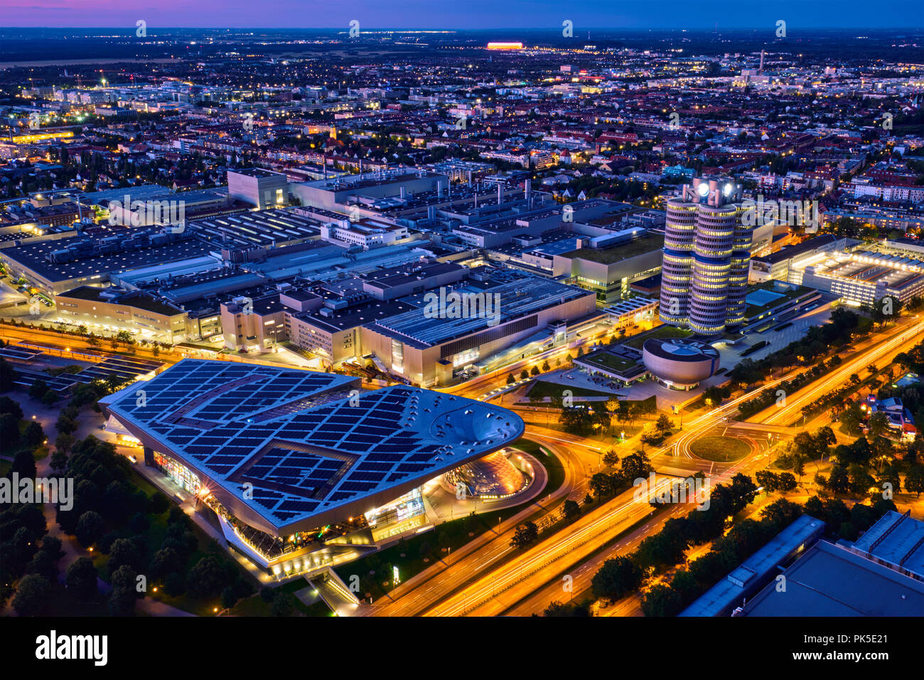 Vue aérienne du musée BMW et BWM Welt et de l'usine. Munich, Germ Banque D'Images