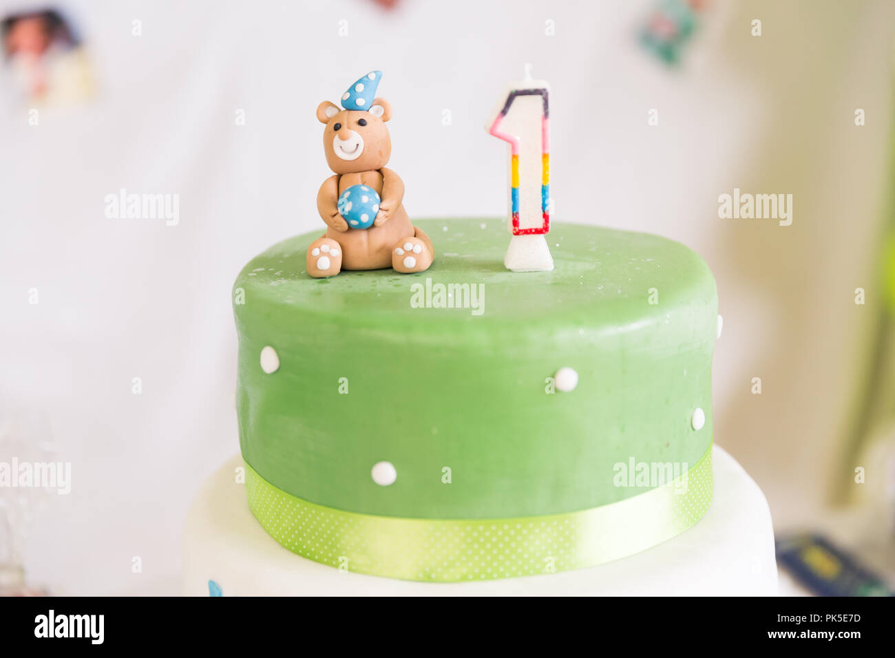 Gateau D Anniversaire Vert Et Blanc Avec Un An Et Bougie Ours Photo Stock Alamy Gateau D Anniversaire Vert Et Blanc Avec Un An Et Bougie Ours Photo Stock Alamy