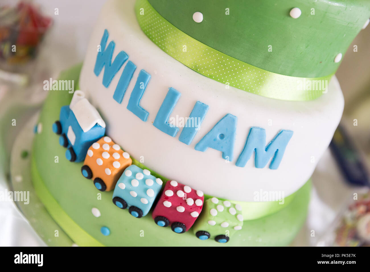 Gateau D Anniversaire Vert Et Blanc Avec Decoration De Train Photo Stock Alamy