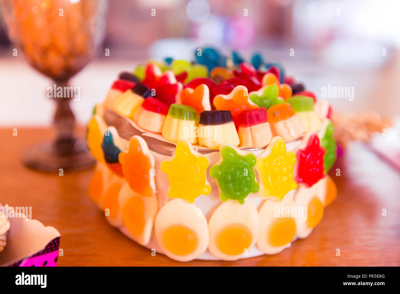 Vert, Orange, Rouge et Jaune Jelly Sweets gâteau d'anniversaire Banque D'Images