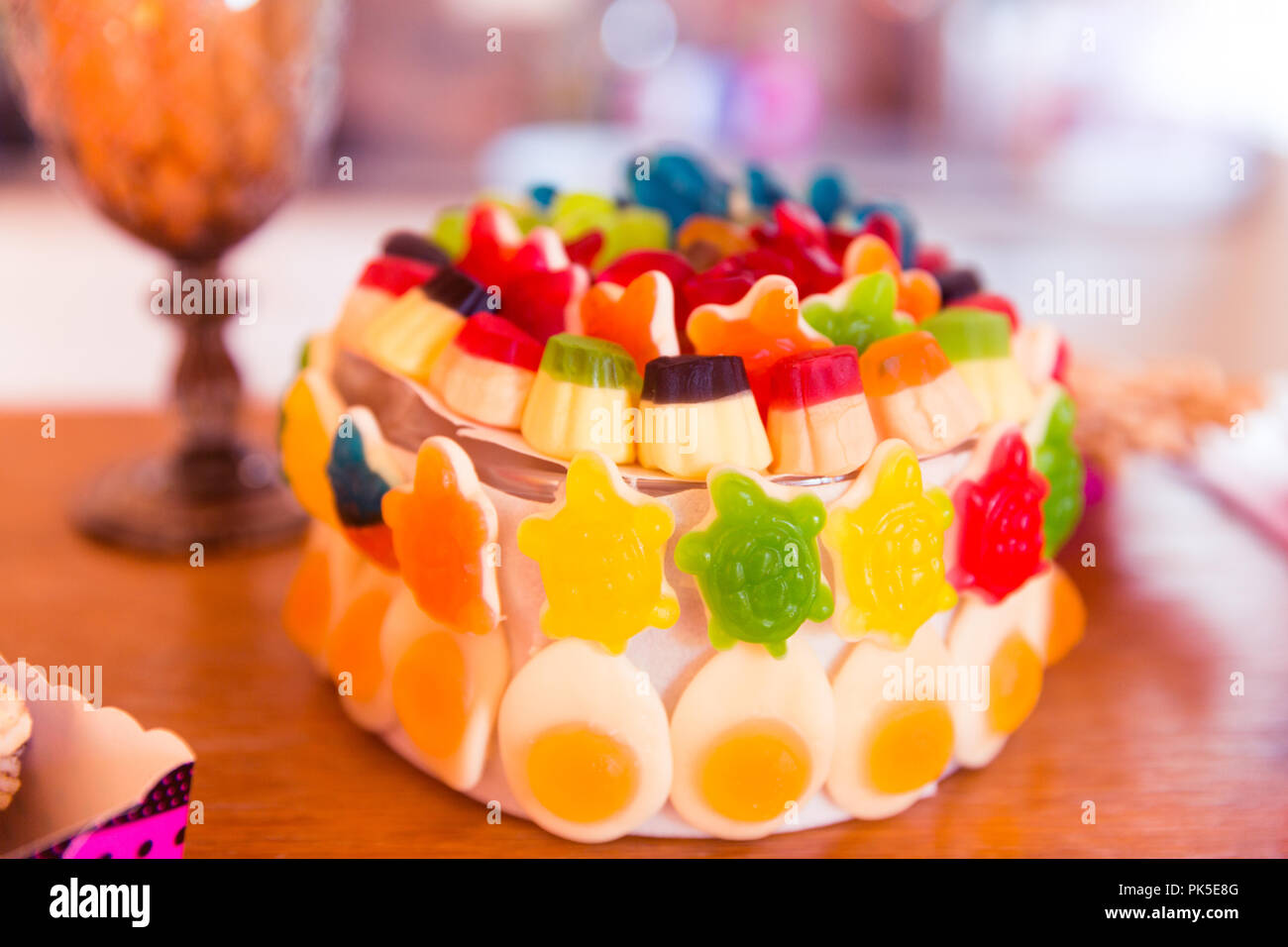Vert Orange Rouge Et Jaune Jelly Sweets Gateau D Anniversaire Photo Stock Alamy