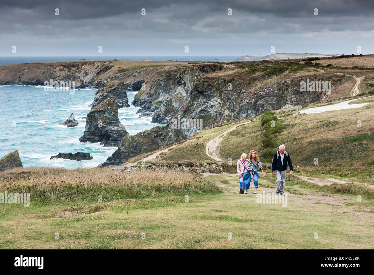 Les promeneurs sur la South West Coast Path au Bedruthan Steps sur la côte nord des Cornouailles. Banque D'Images