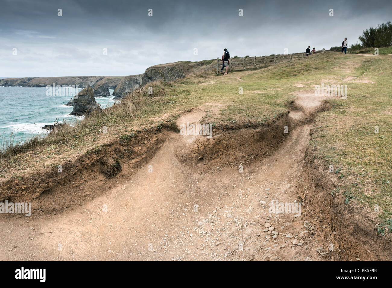 L'érosion des lourds dommages à la South West Coast Path donnant sur Bedruthan Steps sur la côte nord des Cornouailles. Banque D'Images