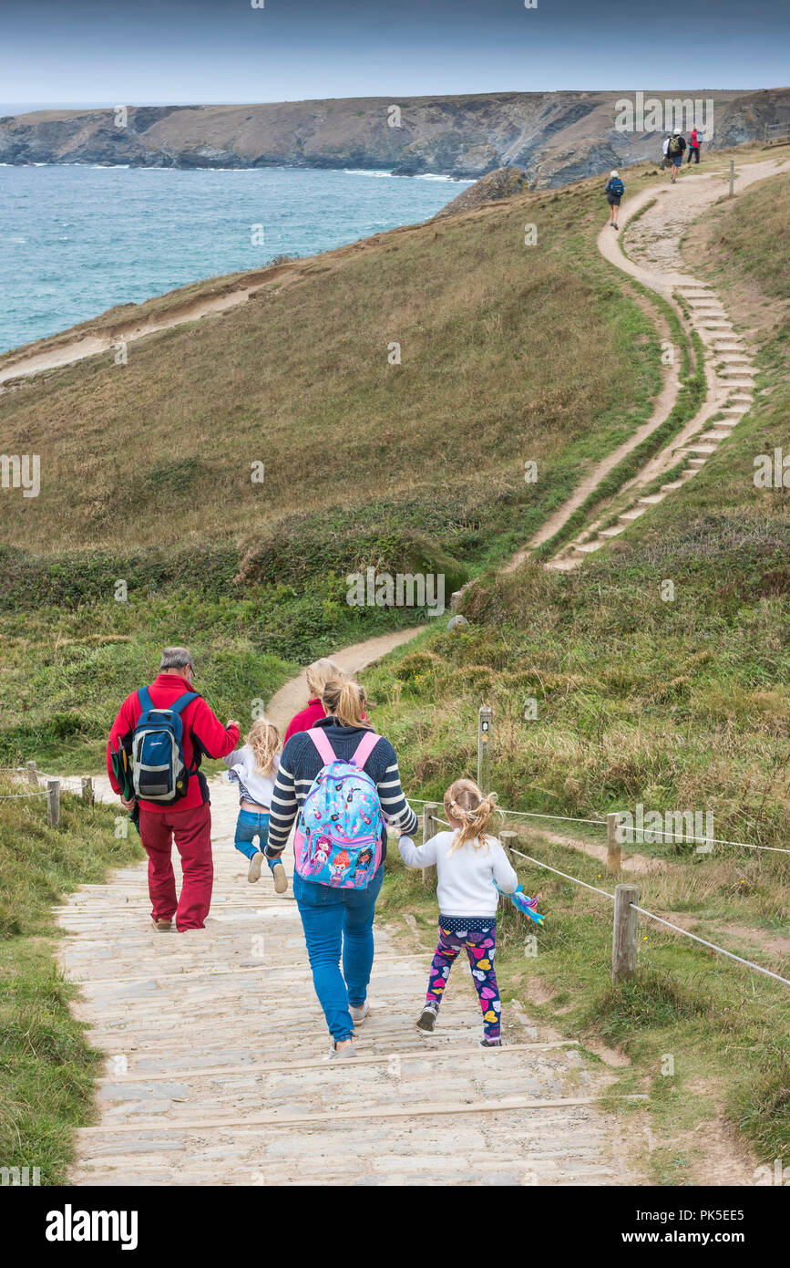 Une famille de vacanciers en descendant la côte sud-ouest Chemin de Bedruthan Steps à Cornwall. Banque D'Images Une famille de vacanciers en descendant la côte sud-ouest Chemin de Bedruthan Steps à Cornwall. Banque D'Images