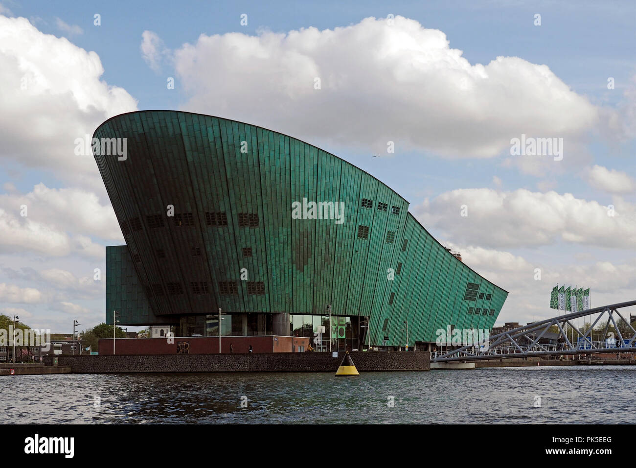 Musée des sciences NEMO (du latin Personne ) est un centre scientifique de Amsterdam, Pays-Bas vue de l'eau. L'architecte était Renzo Paiano Banque D'Images