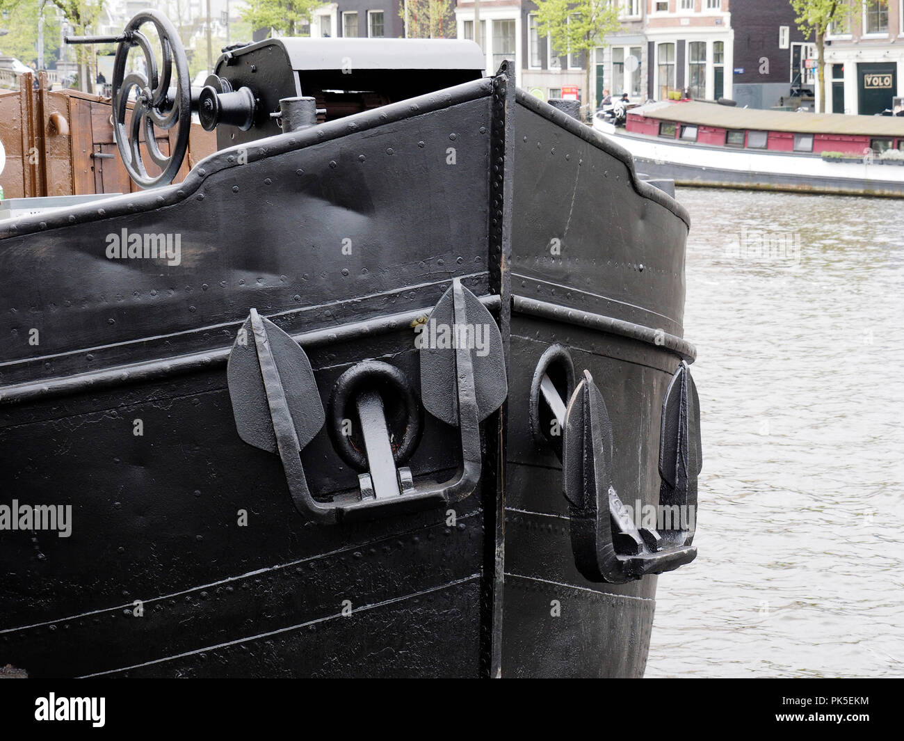 Arc d'une coque en acier traditionnels Péniche hollandaise avec twin anchors amarrés sur un canal à Amsterdam. Banque D'Images