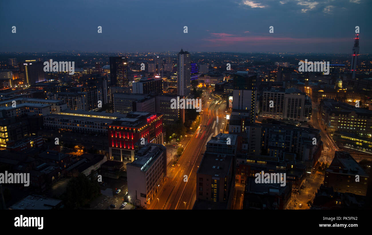 Birmingham, Angleterre - 08 juin 2016 : skyline at night. Tourné à un angle élevé face à l'ouest avec la boîte aux lettres du centre de vente au détail à l'avant-plan Banque D'Images