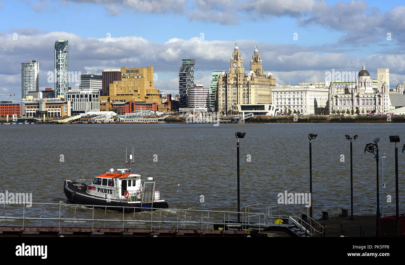 Le bateau-pilote de Liverpool, sur la Mersey, avec le célèbre front de mer de Liverpool. Image prise le 23 octobre 2016. Banque D'Images