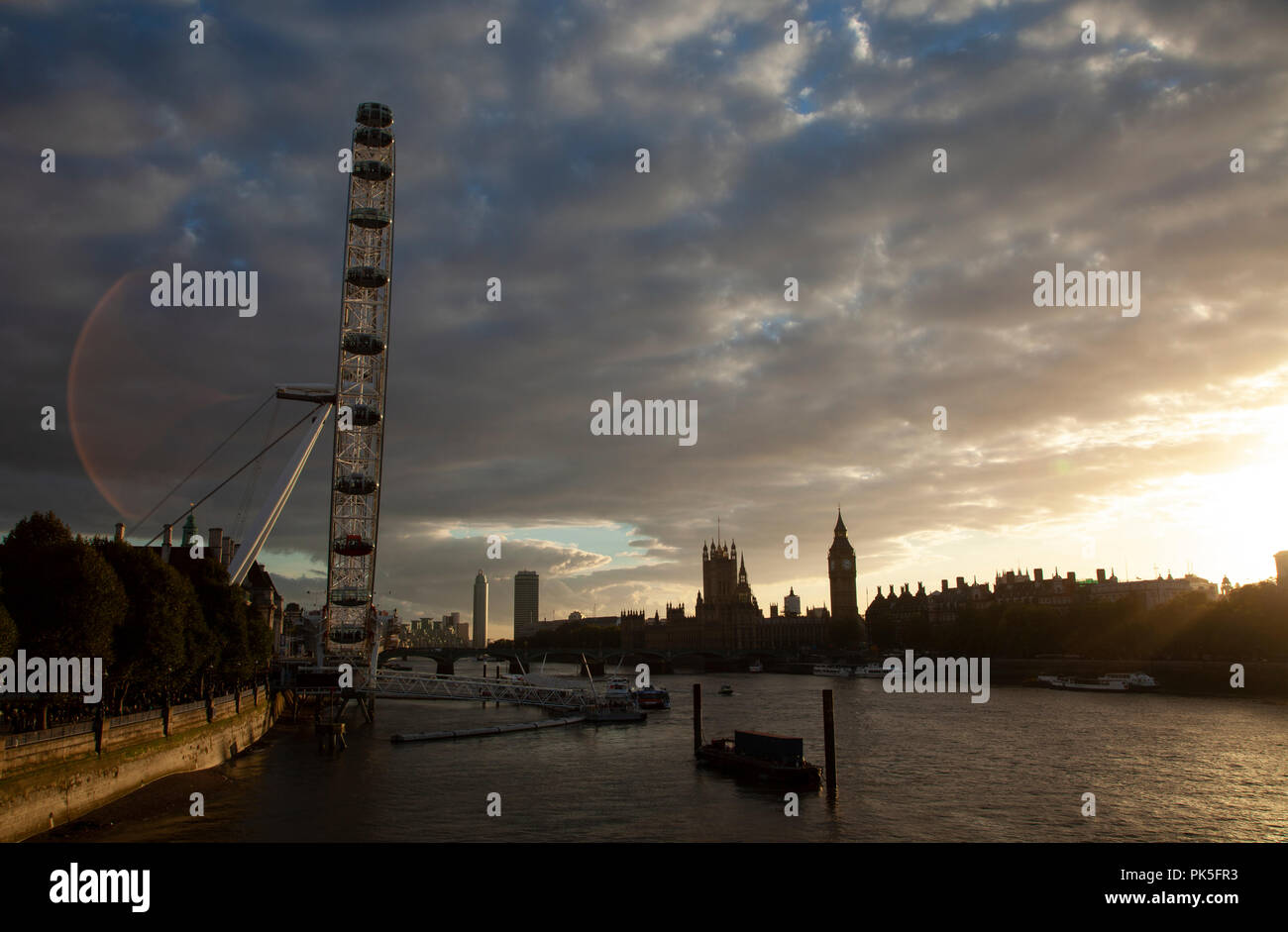 Londres, Angleterre, le 30 octobre 2013 : le Parlement et le London Eye en silhouette par un coucher du soleil doré. Banque D'Images