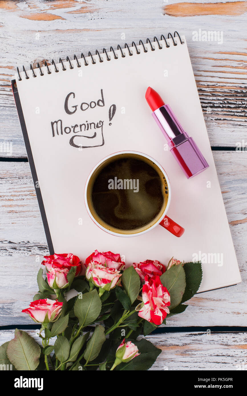 Bon matin tiens, café, fleurs et rouge à lèvres. Haut de la vue, télévision  lay. Fond de bois blanc Photo Stock - Alamy