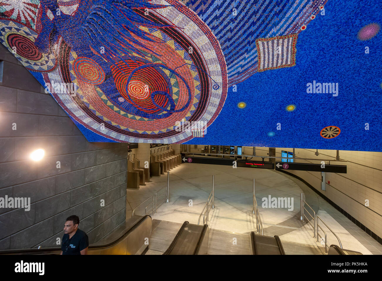 La nouvelle entrée nord du 34e Street-Hudson m station terminal sur le prolongement de la ligne de métro 7 à New York à l'ouverture, Samedi, Septembre 1, 2018. Le nouveau tunnel de Times Square met fin à 125 pieds au-dessous du niveau de la rue à la porte de l'énorme développement d'Hudson Yards. La mosaïque d'art, également dans l'autre entrée, est intitulé "Funktional Vibrations" (2014) par Bailey et progressif, c'est sa troisième et dernière de l'installation. (© Richard B. Levine) Banque D'Images