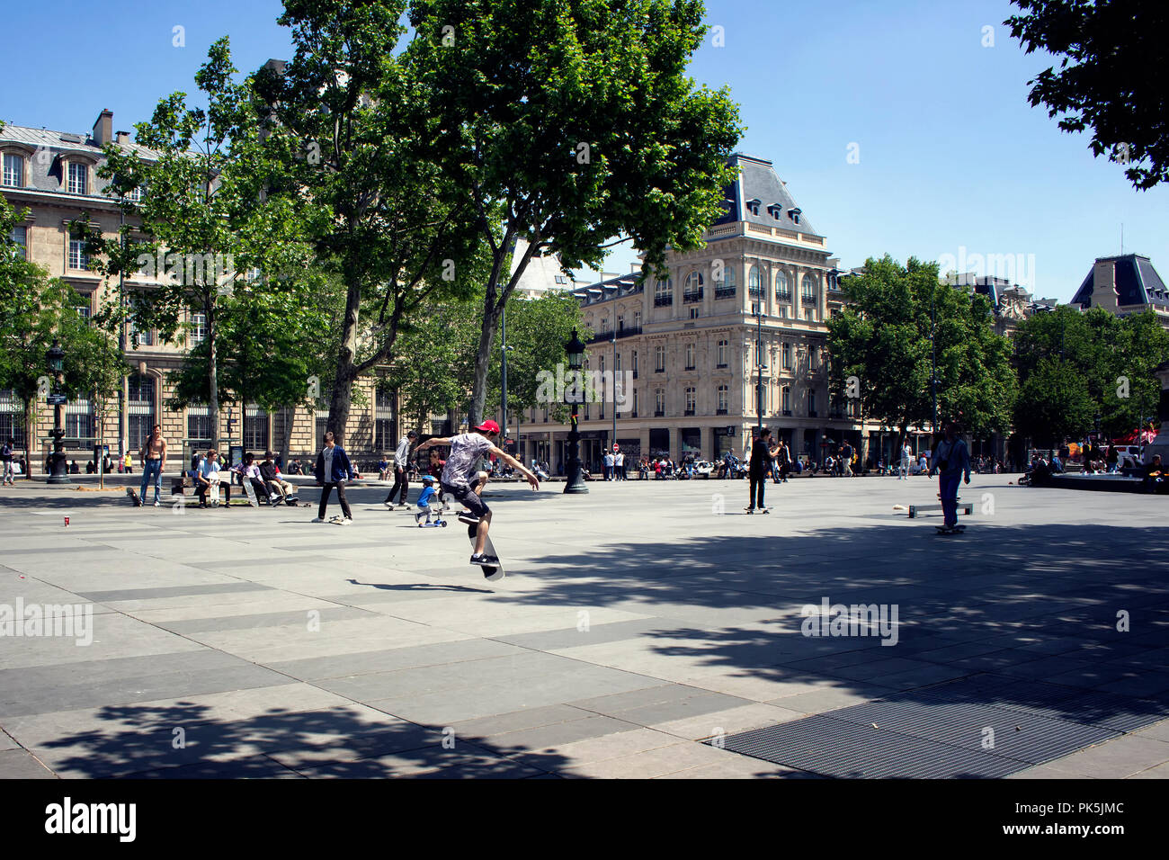 Les jeunes gens patiner sur la place de la République (Place de la République) à Paris. L'image montre la culture des jeunes de la ville. Banque D'Images