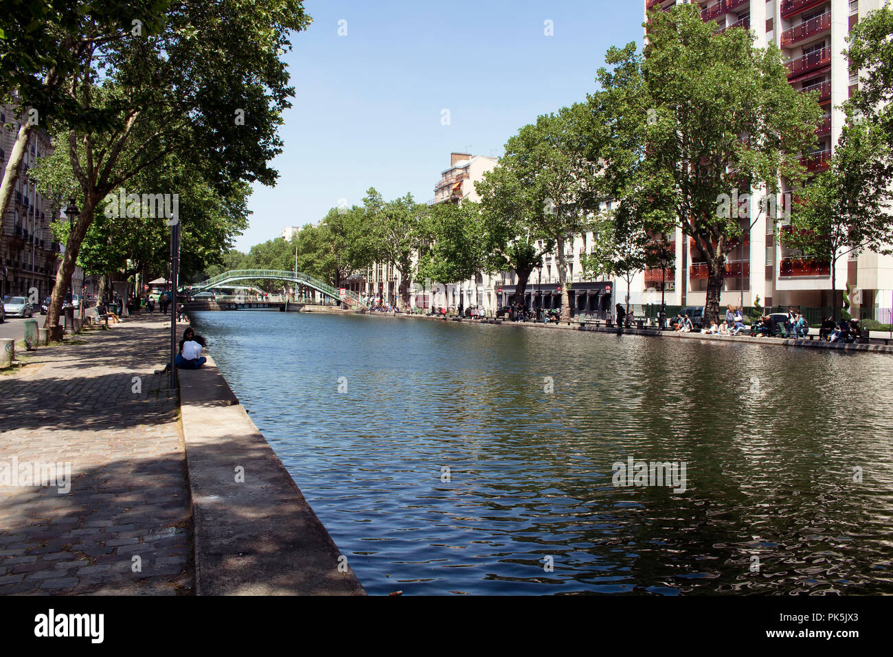 Vue du Canal Saint-Martin à Paris. C'est un jour de printemps ensoleillé. Banque D'Images