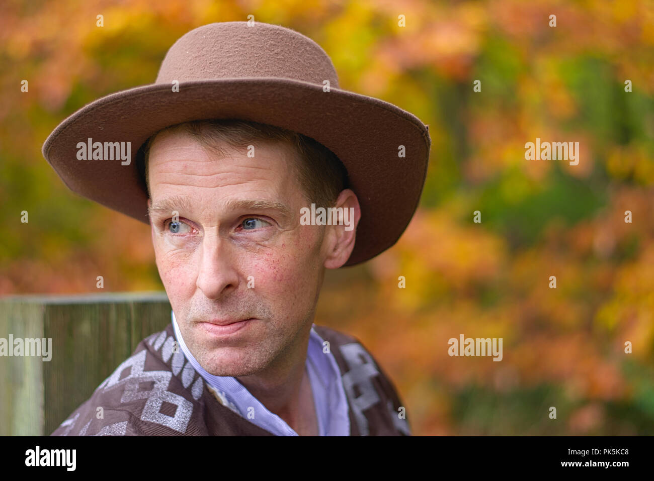 Un tir d'un homme d'âge moyen portant un style cowboy hat Banque D'Images