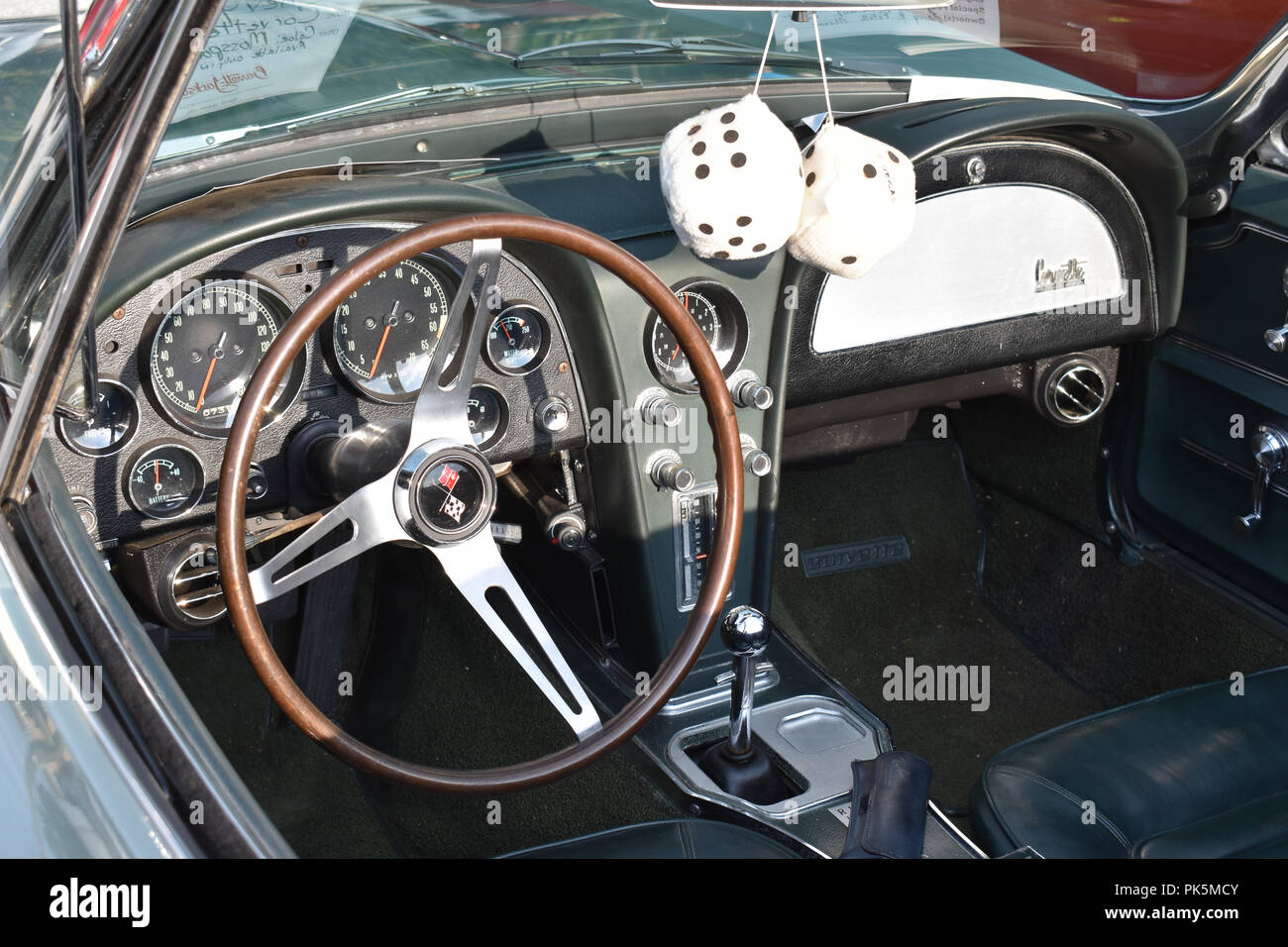 Une Chevrolet Corvette Stingray intérieur à une exposition de voiture. Banque D'Images