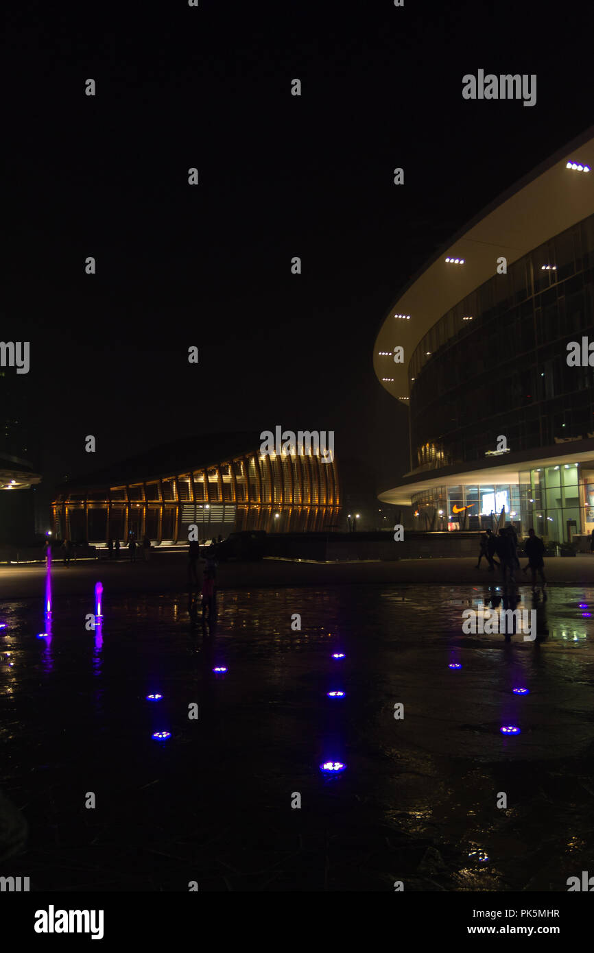 MILAN, ITALIE - 30 octobre 2016 : financial district Vue de nuit. L'eau des fontaines illuminées. Les gratte-ciel modernes dans Gae Aulenti square. La banque Unicredit à Banque D'Images