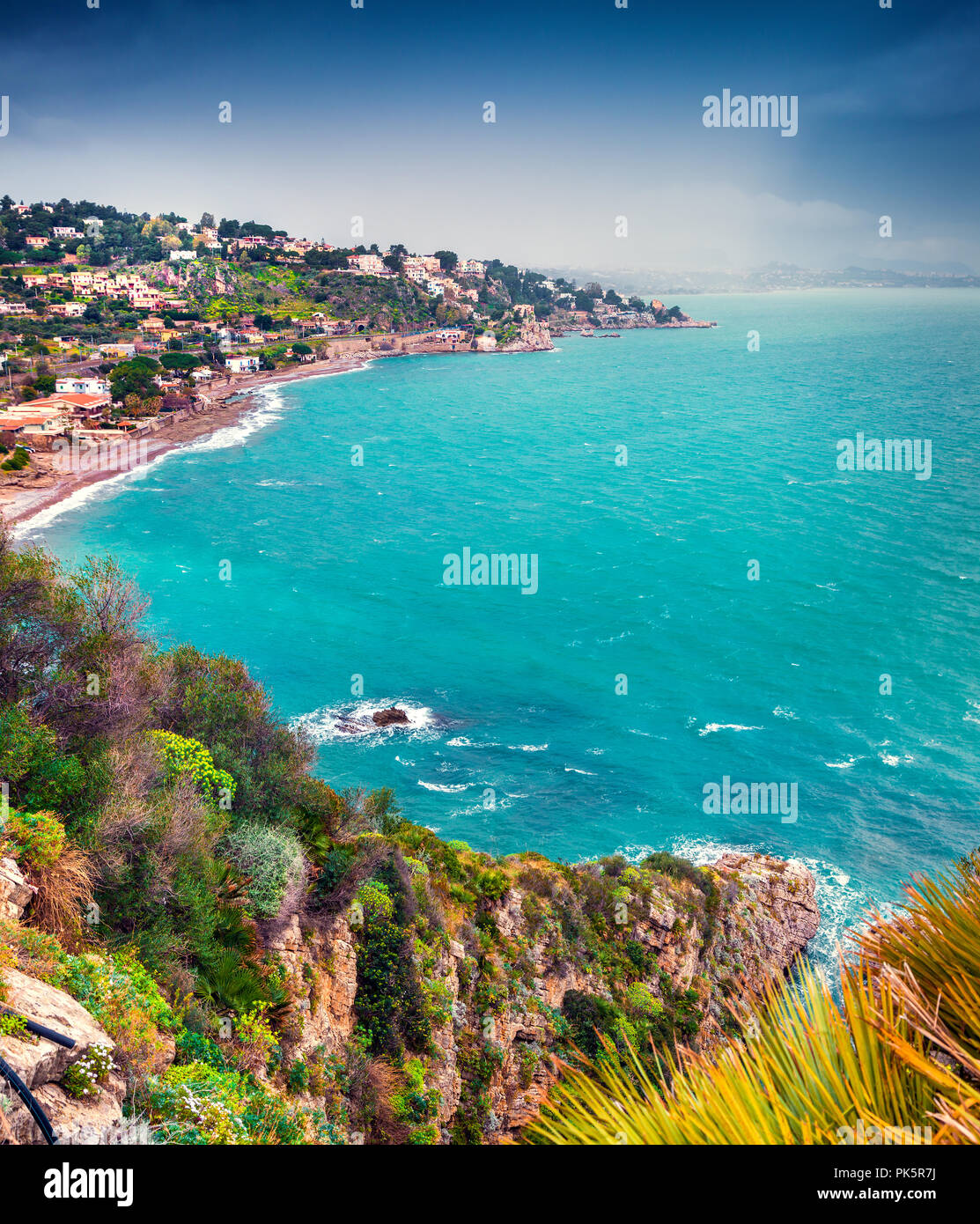 Azur méditerranée avant la tempête sur la côte sicilienne. Vue du Catel di Tusa shore, Sicile, Italie, Europe. Banque D'Images