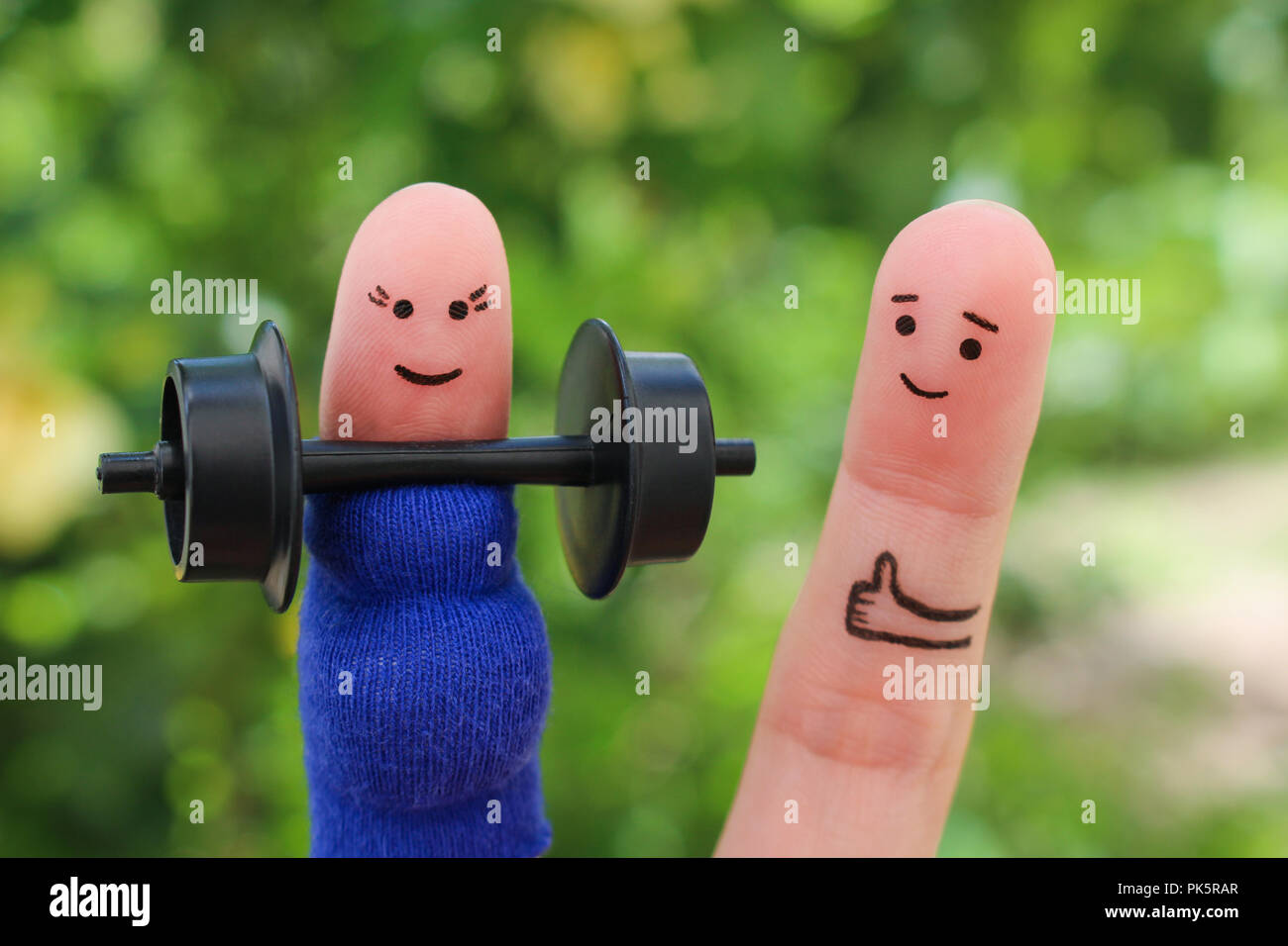 Doigts art de l'heureux couple. Concept de femme enceinte, faire du sport et de l'homme appuie sa. Banque D'Images