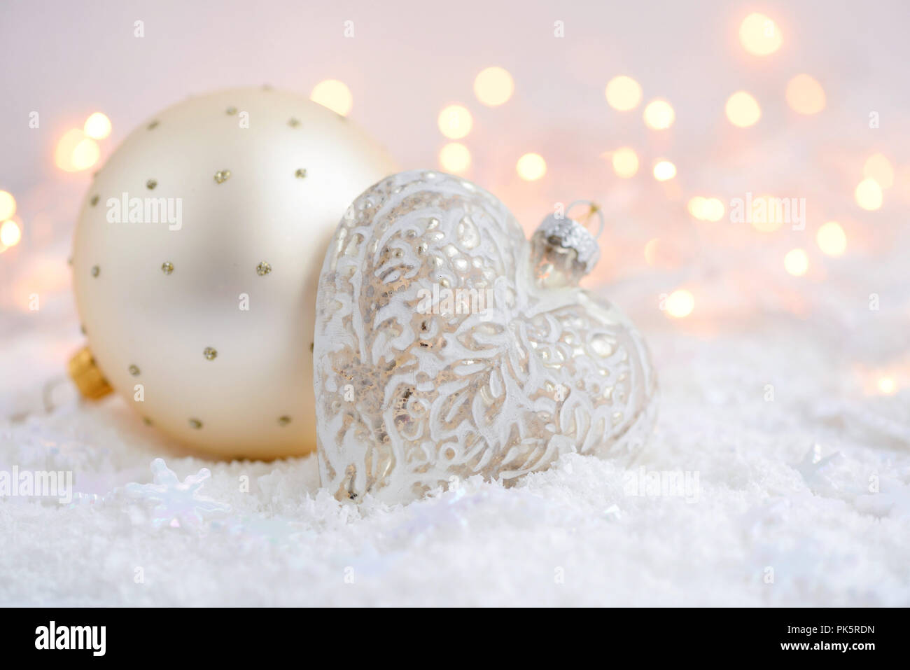 Décorations de Noël sur la neige et les lumières de Noël. Christmas background Banque D'Images