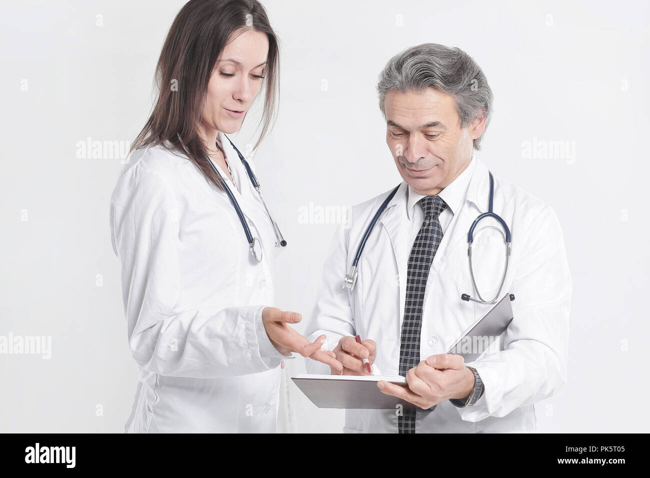 Deux médecins discuter du diagnostic du patient.isolé sur fond blanc Banque D'Images