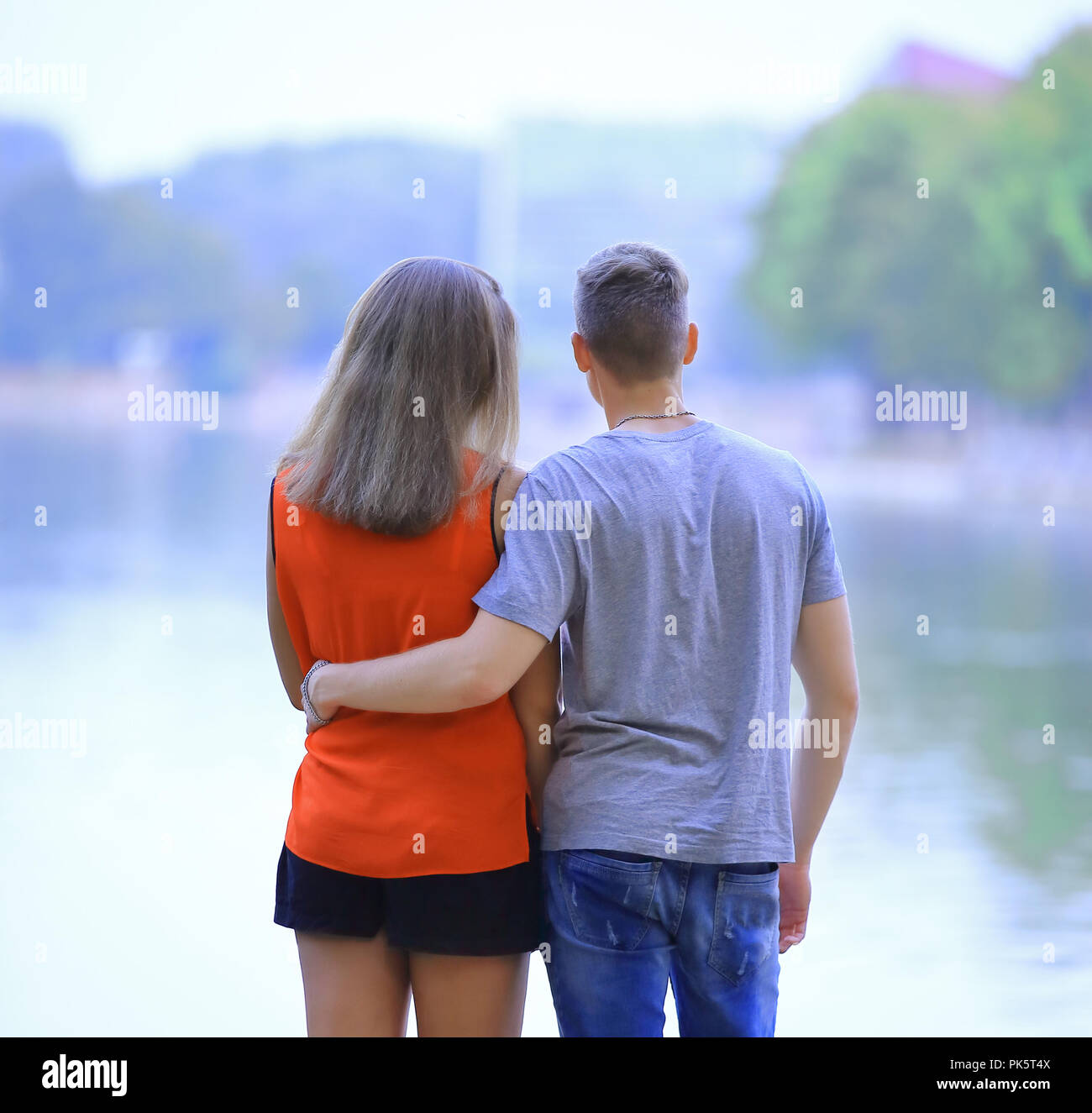 Vue arrière.en amour young couple looking at the lake Banque D'Images