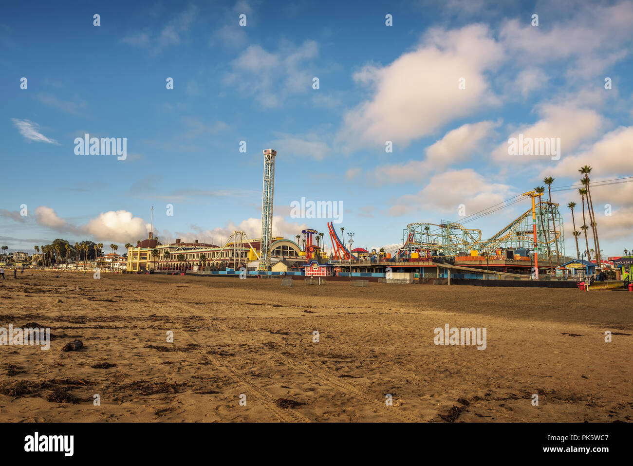 Santa Cruz Boardwalk amusement park vue de la plage Banque D'Images