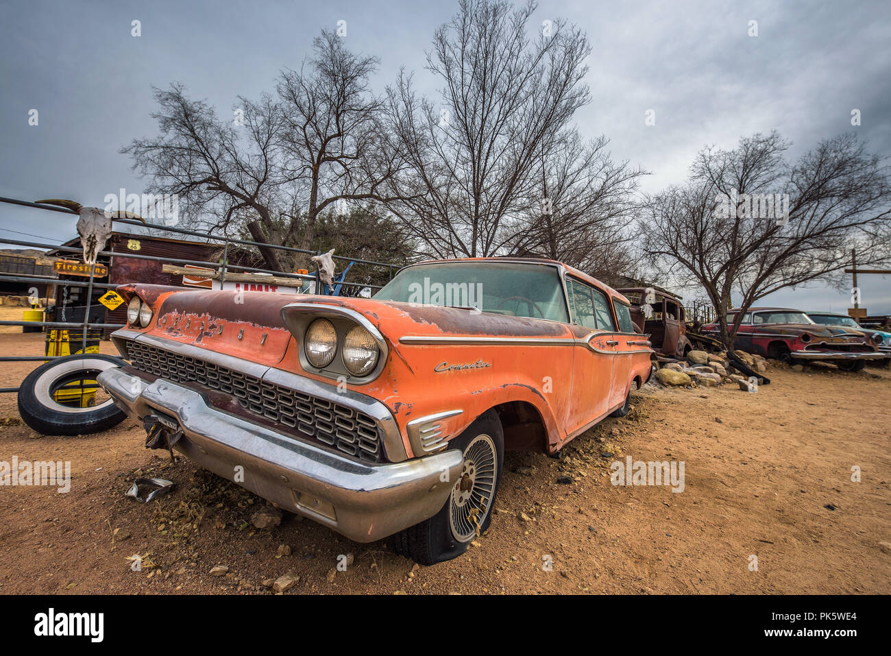 Vieille voiture de banlieue de mercure sur la route 66 en Arizona Banque D'Images