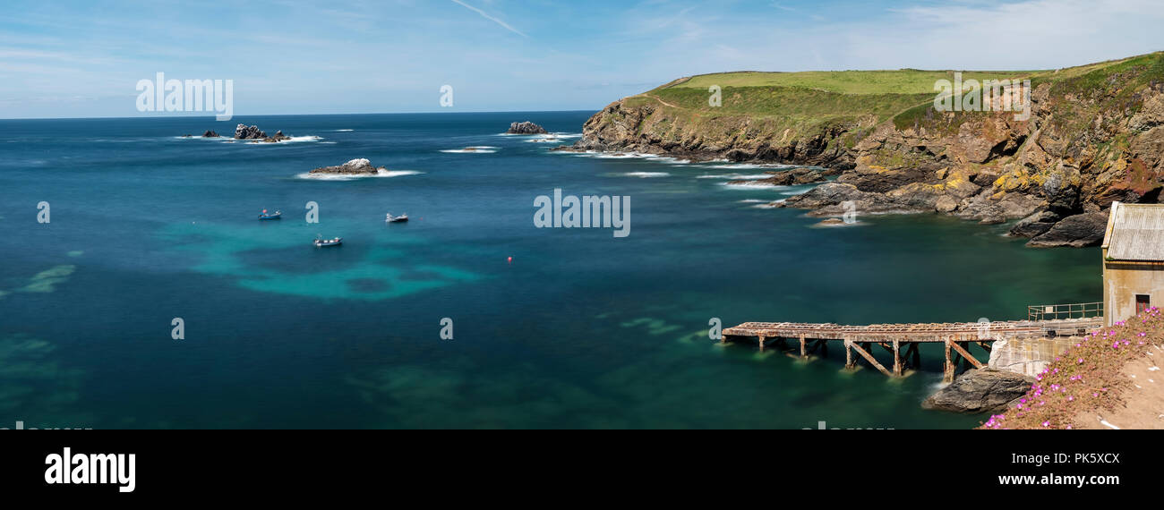 Rampe de bateau et la mer bleue et robuste exprimés au cap Lizard, Cornwall, Angleterre. Banque D'Images