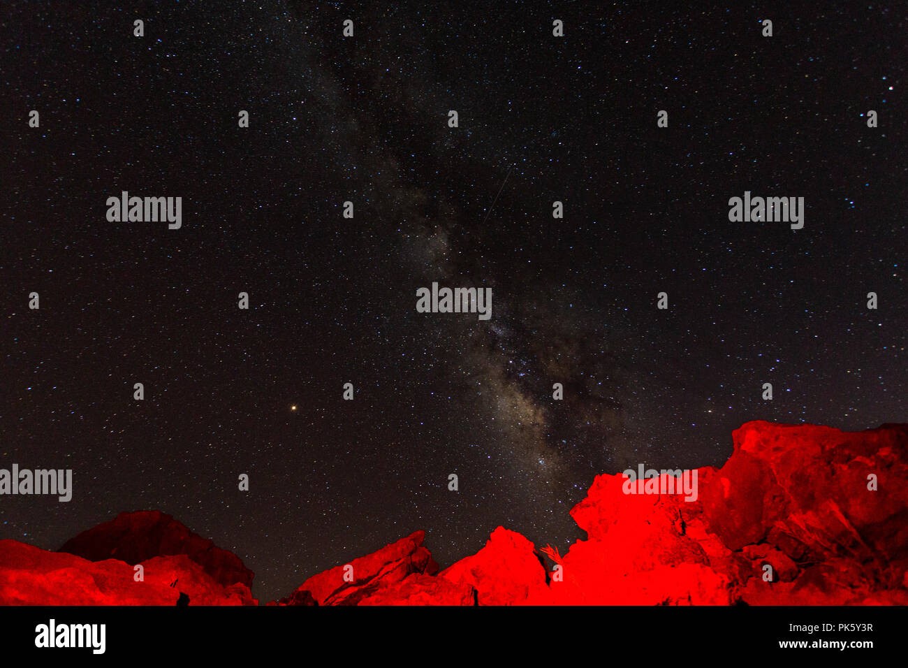 Noyau Galactique de la Voie lactée, et de la lumière peinture, dessin avec une flamme rouge, sur le paysage volcanique du parc national du Teide, Tenerife, peut Banque D'Images