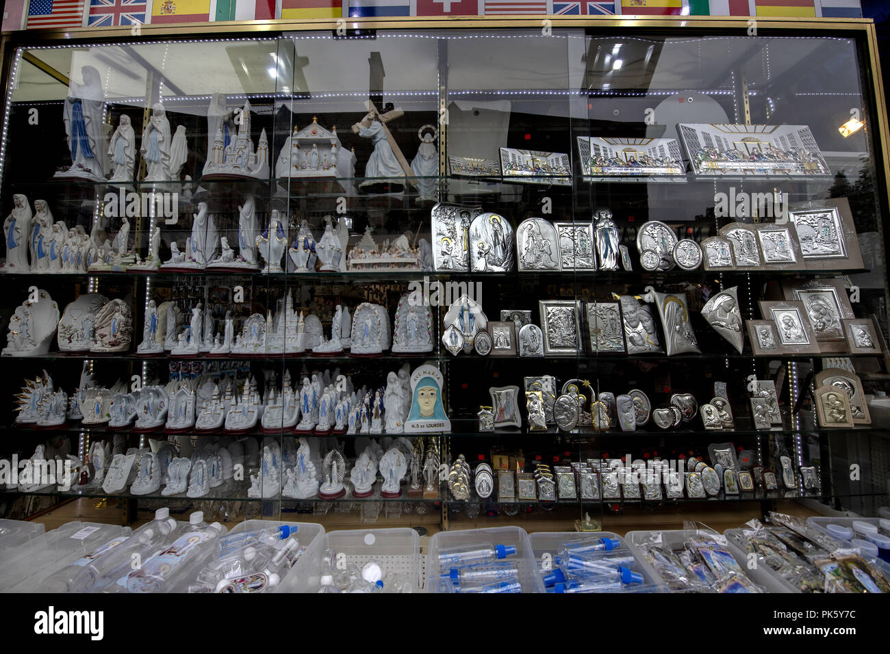 Lourdes, au sud de la France ; 04 août 2018, Commercial - Côté d'affaires de la vente de la religion. L'eau bénite de Lourdes - propriétés curatives. Banque D'Images