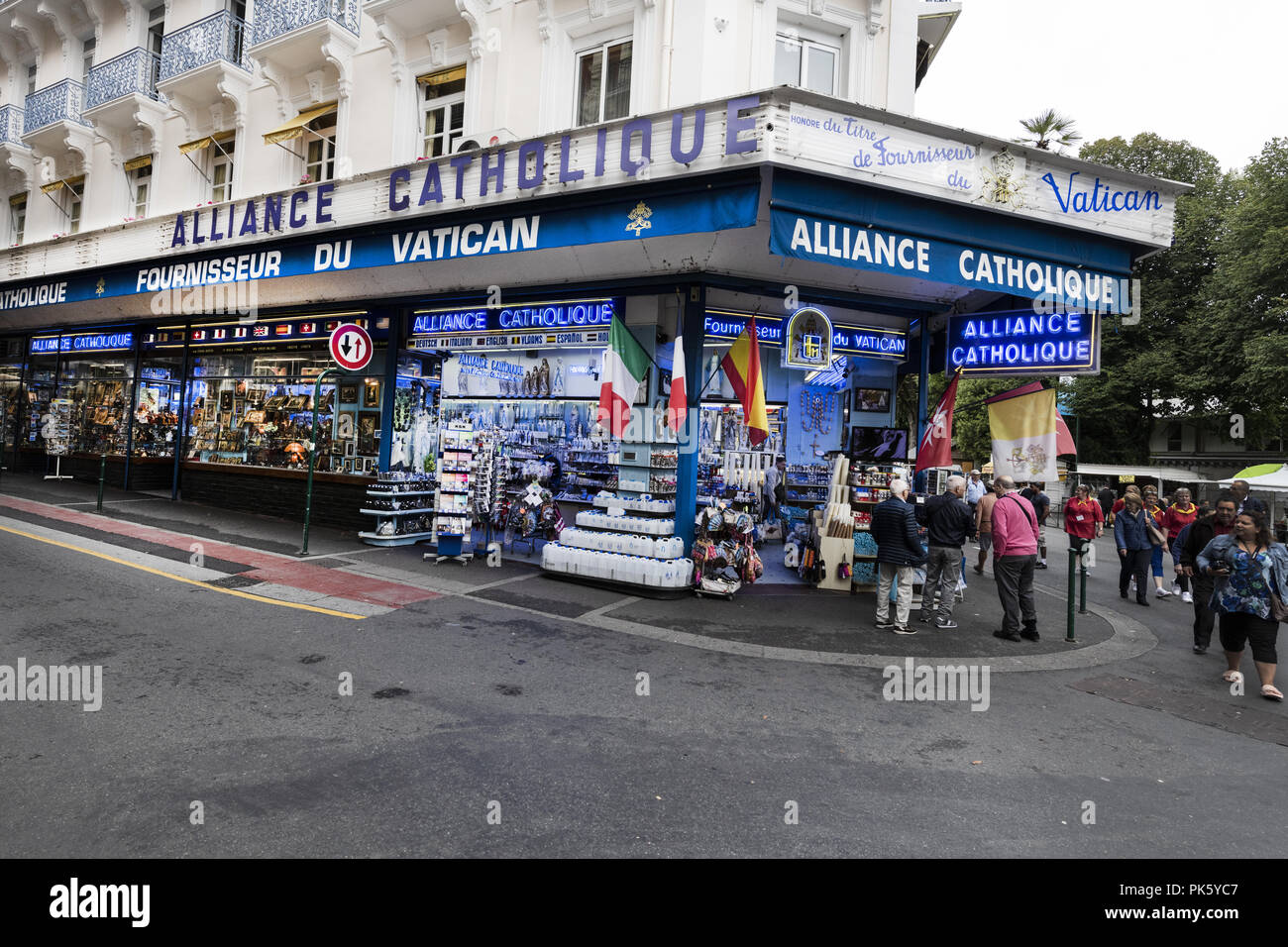 Lourdes, au sud de la France ; 04 août 2018, Commercial - Côté d'affaires de la vente de la religion. L'eau bénite de Lourdes - propriétés curatives. Banque D'Images