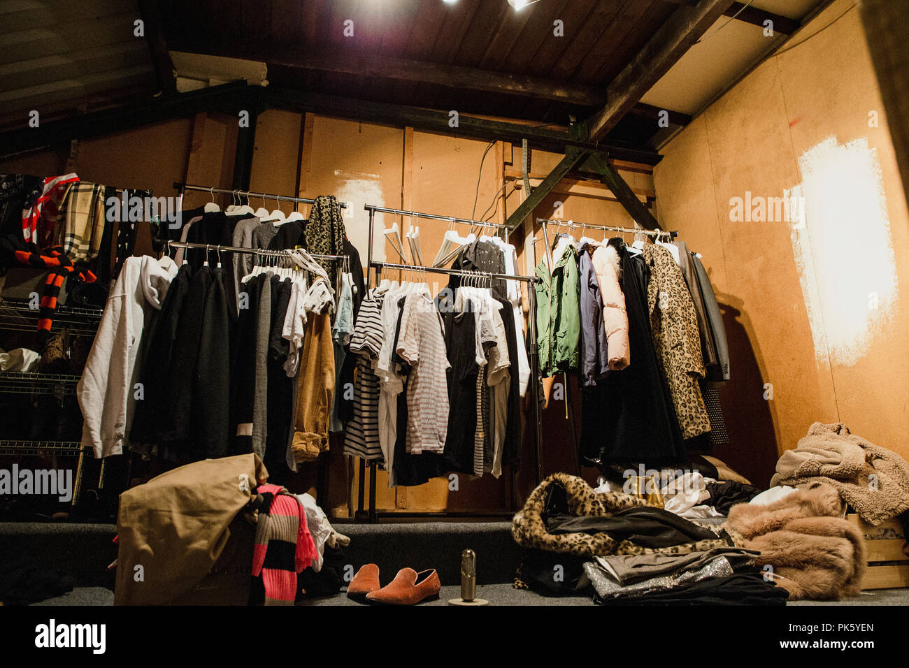 Pop-up dressing avec des vêtements sur rails. Banque D'Images
