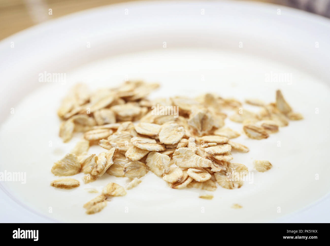 Gros plan du yaourt frais avec l'avoine, un petit-déjeuner sain Banque D'Images