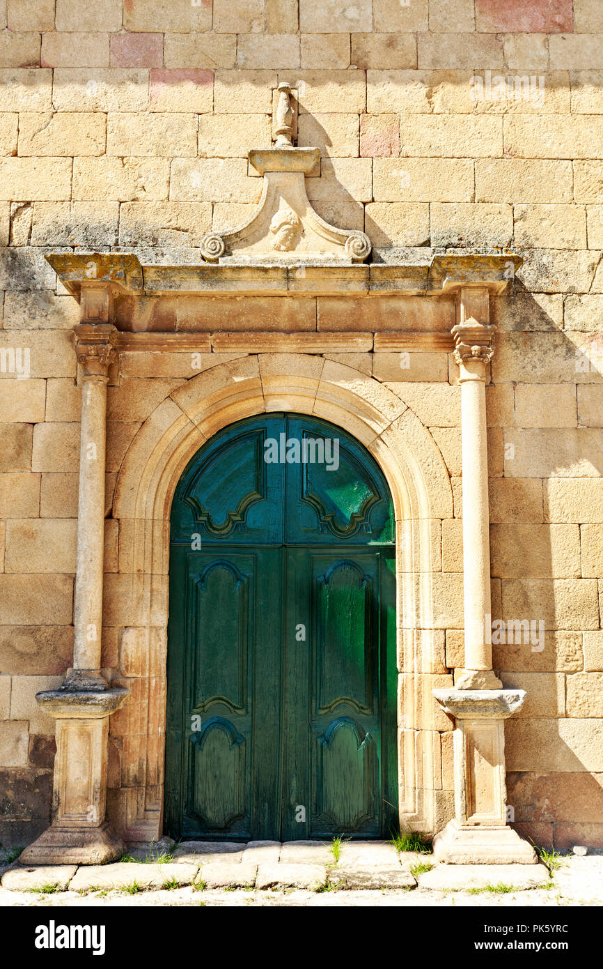 Détail de la façade latérale de l'Église maniériste de portail Notre Dame des Anges à l'Almendra, Portugal Banque D'Images