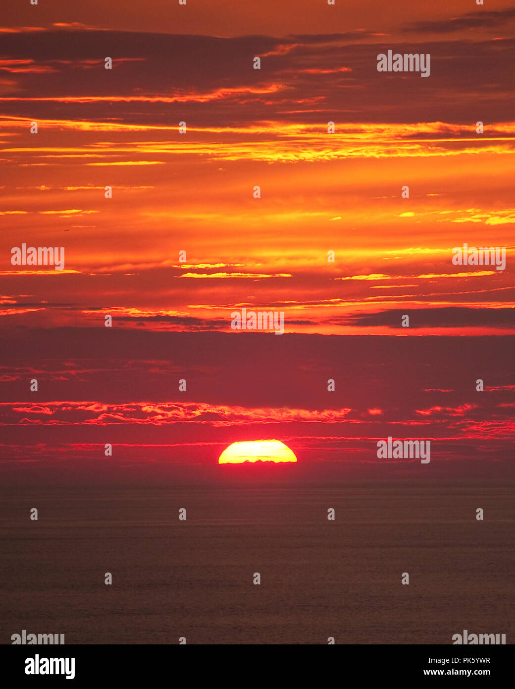 Coucher de soleil spectaculaire d'un navire de croisière avec orange et jaune roussâtre - ciel rouge pris en Nouvelle-Angleterre de Boston Massachusetts & Newport Rhode Island Banque D'Images